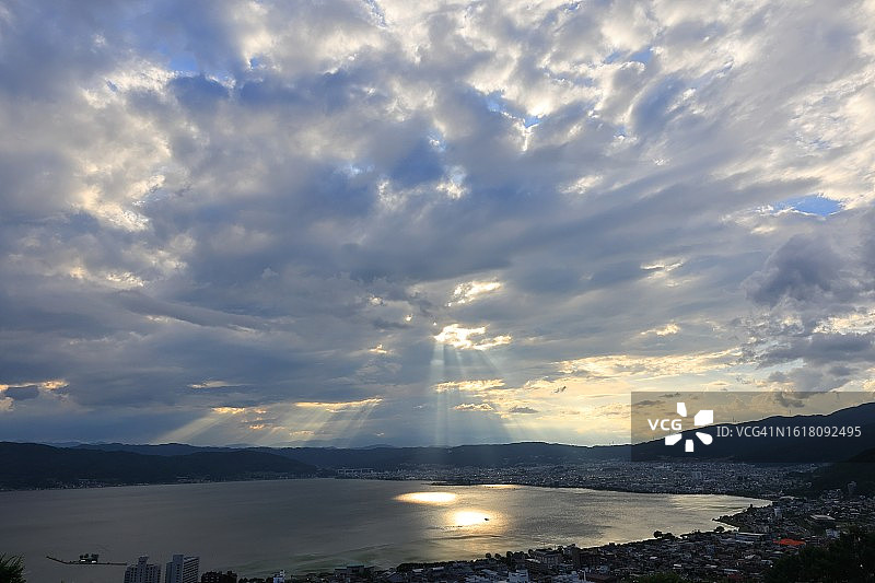 阳光映照在诹访湖上图片素材
