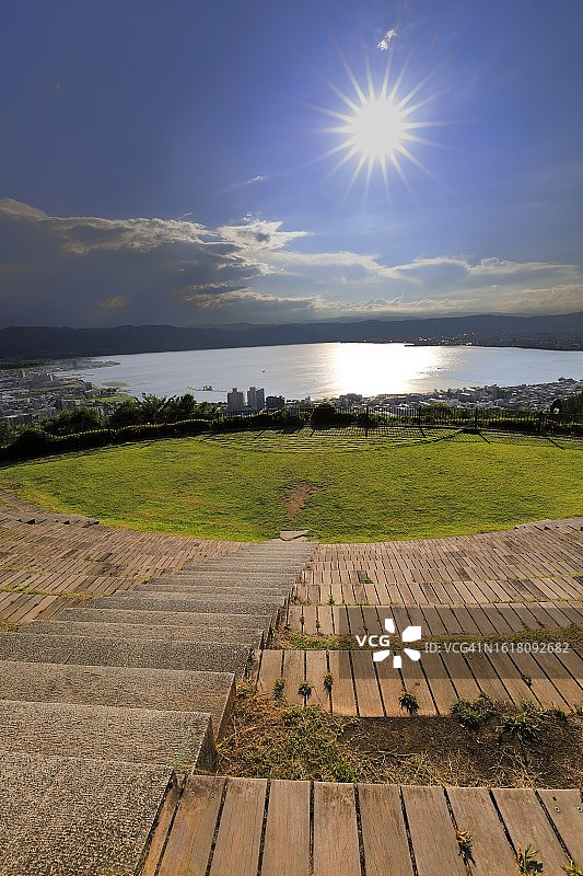阳光映照在诹访湖上图片素材