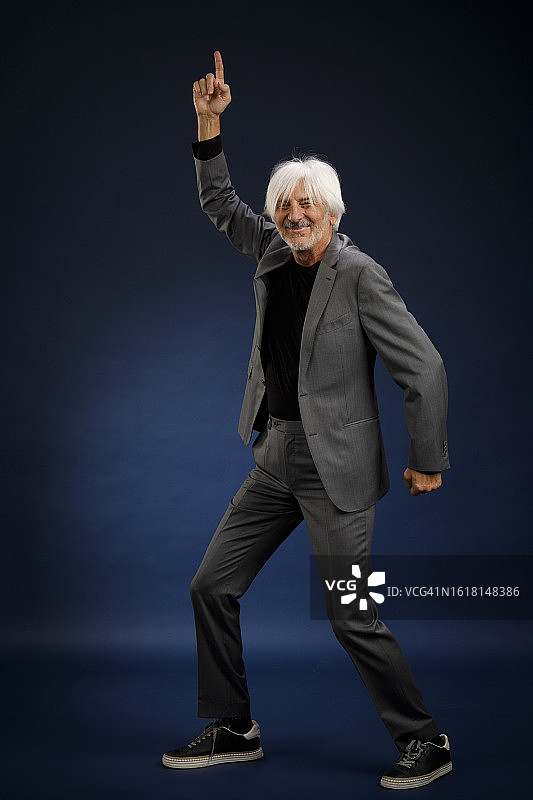 复古风格人像：浪漫老式黑白时尚老年男士图片素材