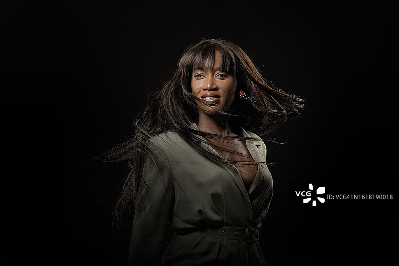 美丽的成年黑人女性摆姿势拍摄工作室肖像图片素材