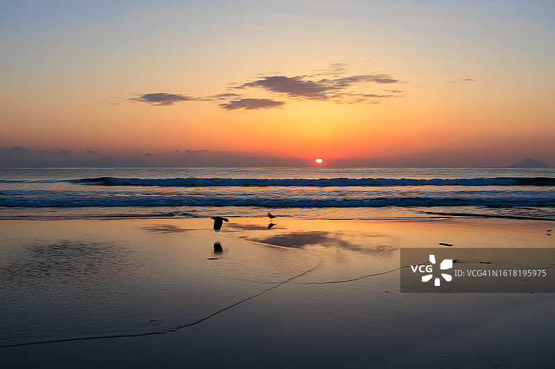 静冈县下田市白滨海滩美丽的日出和清晨鸟瞰图片素材
