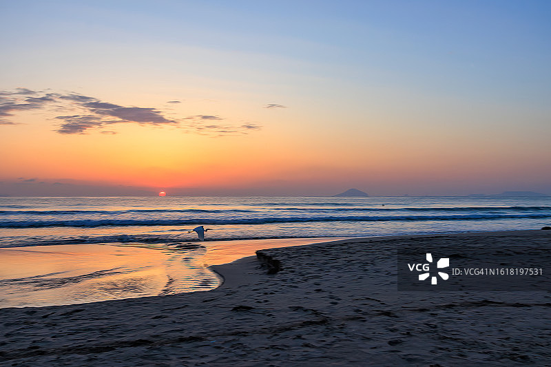静冈县下田市白滨海滩美丽的日出和清晨鸟瞰图片素材
