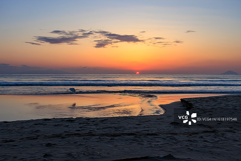 静冈县下田市白滨海滩美丽的日出和清晨鸟瞰图片素材