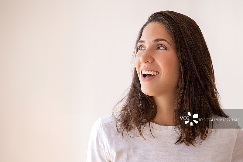 女人微笑抬头图片素材