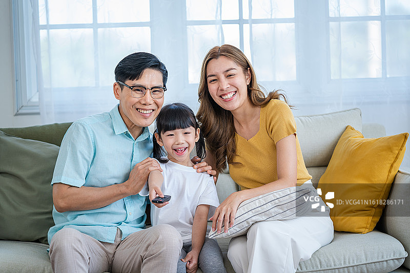 幸福家庭在家放松看电视，享受周末图片素材