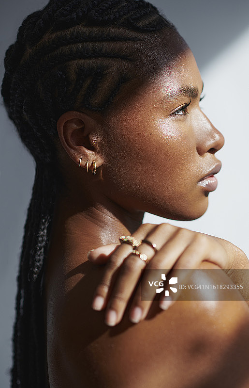 美女，皮肤护理，棕色皮肤，容光焕发。库存照片图片素材