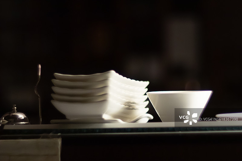 封闭式餐厅内的餐具和碗图片素材