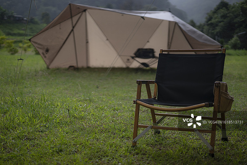 防水布棚下露营地的露营椅图片素材
