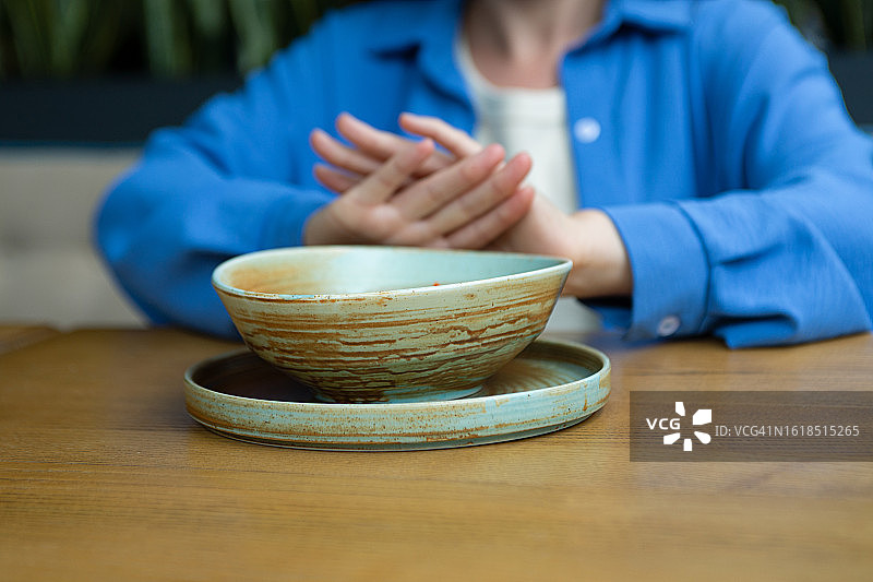 匿名女子拒绝食物，饮食失调概念图片素材