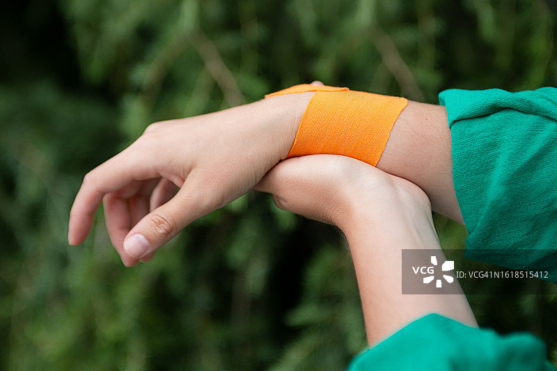 女人用绷带包扎着受伤的手腕图片素材