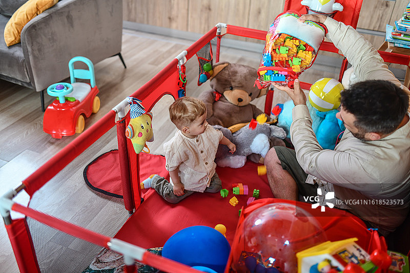 婴儿和父亲在家庭游乐场玩耍图片素材