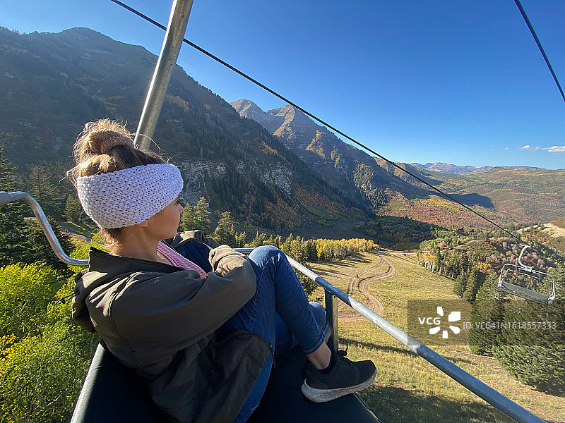 坐在美国犹他州圣丹斯山区滑雪缆车上的女人图片素材