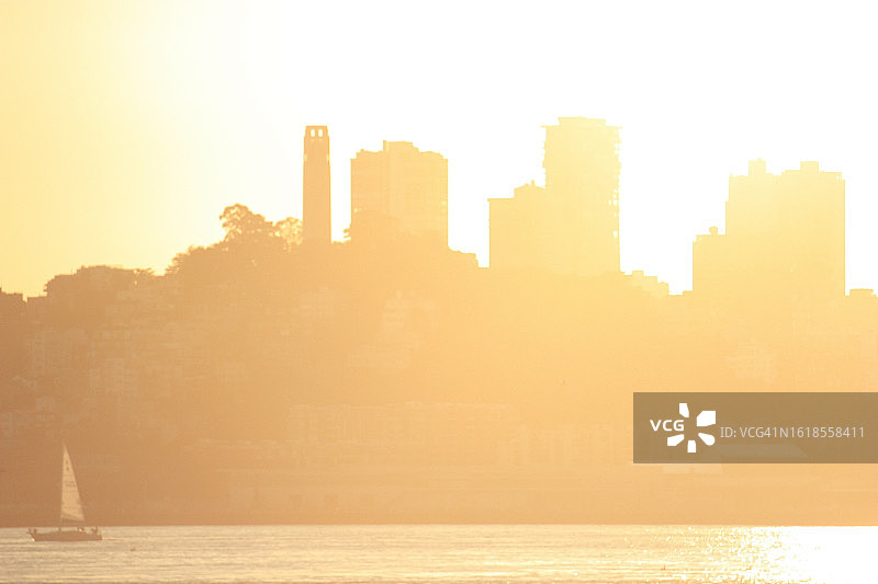 从美国加利福尼亚州旧金山金银岛看到的城市剪影图片素材