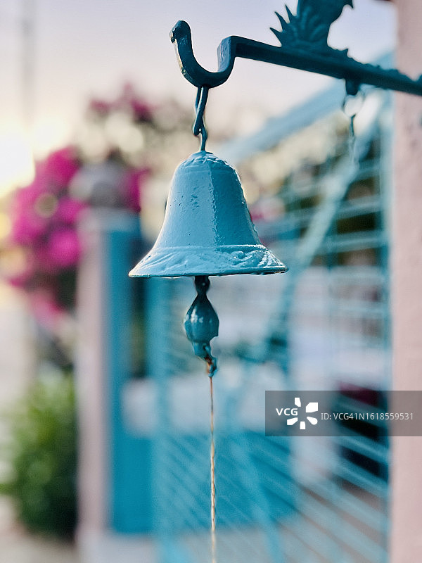 房屋前的蓝色古董金属门铃图片素材