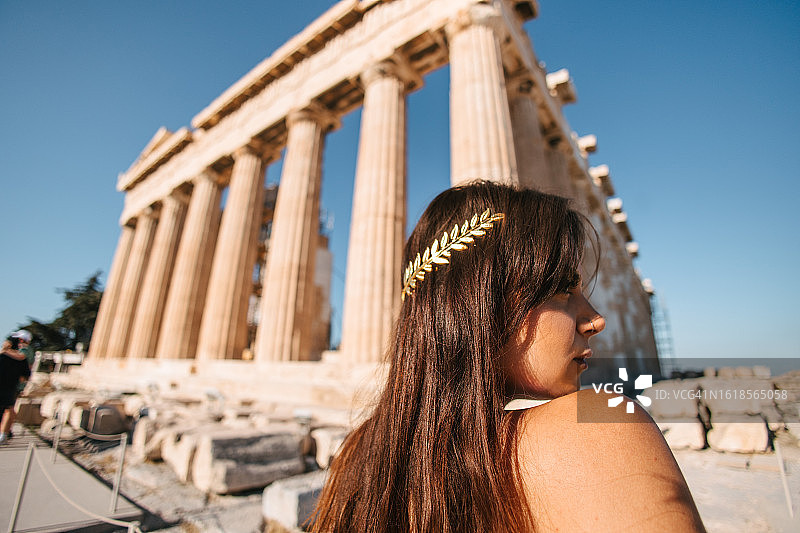 女人在帕特农神庙前摆姿势图片素材