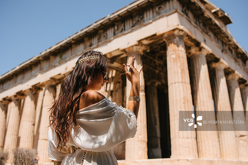 在雅典卫城赫菲斯托斯神庙前摆姿势的女人图片素材