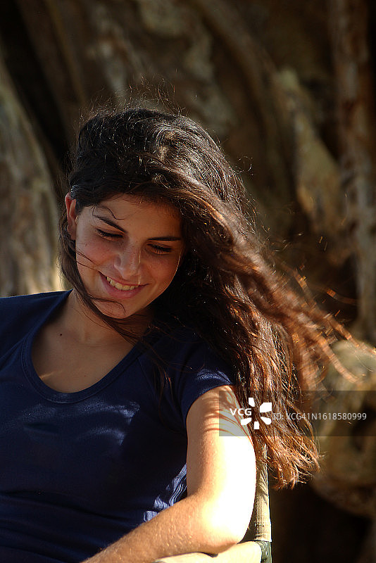 面带微笑的博茨瓦纳少女在阳光下的肖像图片素材