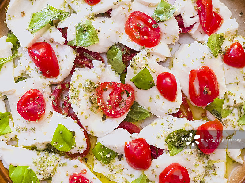 卡普雷塞沙拉配番茄、马苏里拉奶酪和罗勒叶图片素材