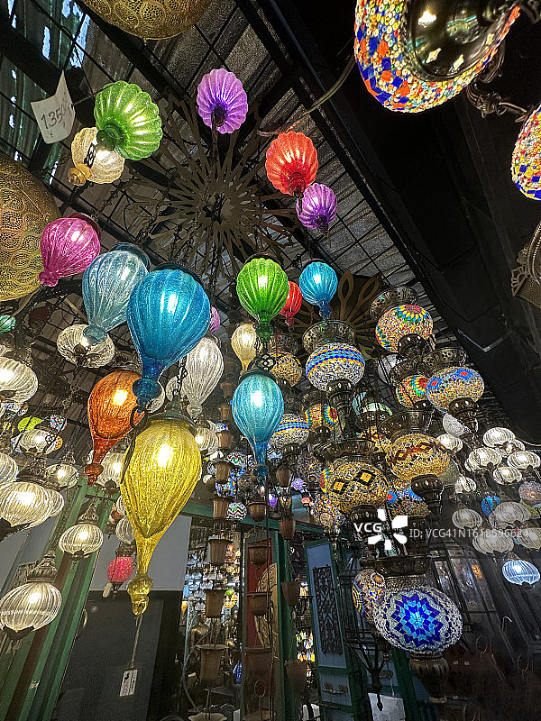 泰国曼谷市场上出售的各色灯具图片素材