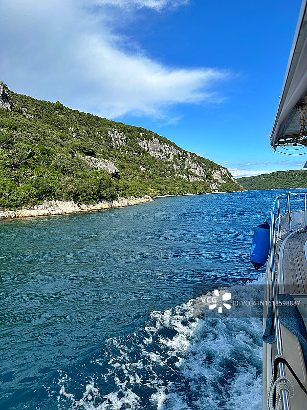 船只沿克罗地亚伊斯特拉的利姆峡湾海岸航行图片素材