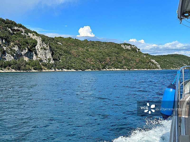 船只沿克罗地亚伊斯特拉的利姆峡湾海岸航行图片素材