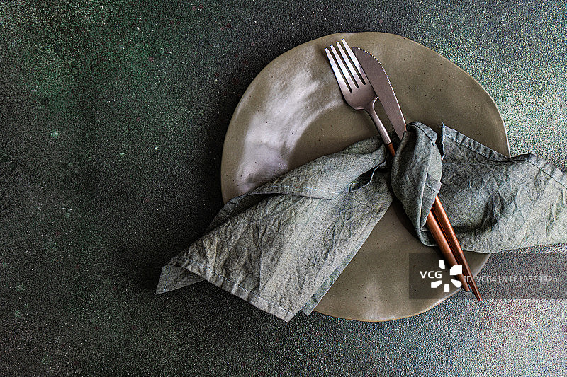 俯视镜头：餐桌上的餐具摆放图片素材