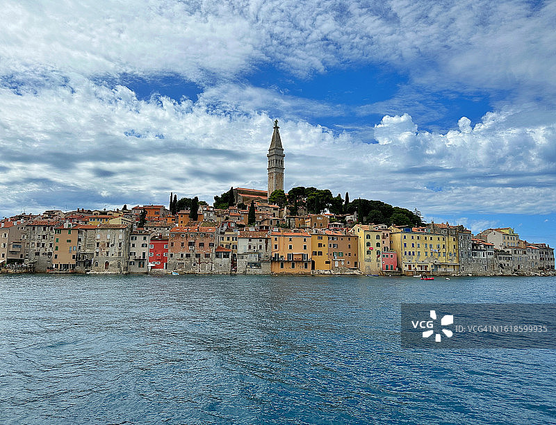 克罗地亚伊斯特拉罗维尼圣尤菲米娅教堂和老城区的钟楼图片素材