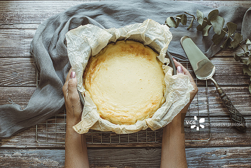 手拿自制芝士蛋糕的女人俯视图图片素材