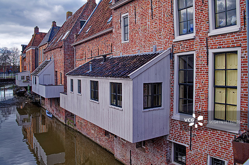 荷兰格罗宁根阿平厄丹的运河沿岸房屋建筑图片素材