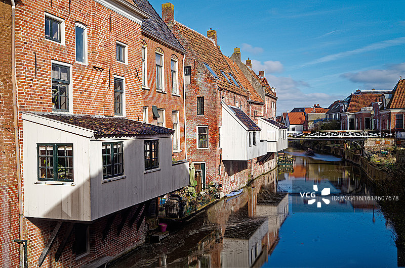 荷兰格罗宁根阿平厄丹的运河沿岸房屋建筑图片素材
