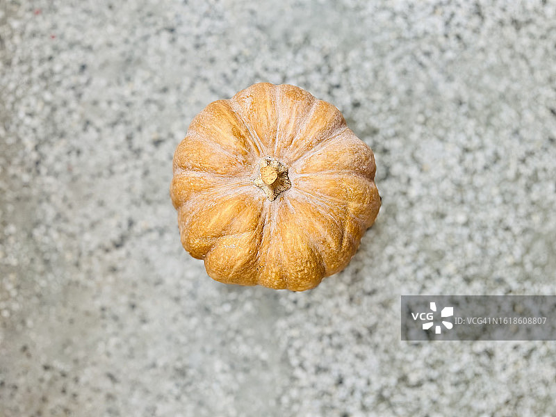 灰色背景上的有机南瓜俯视照片图片素材