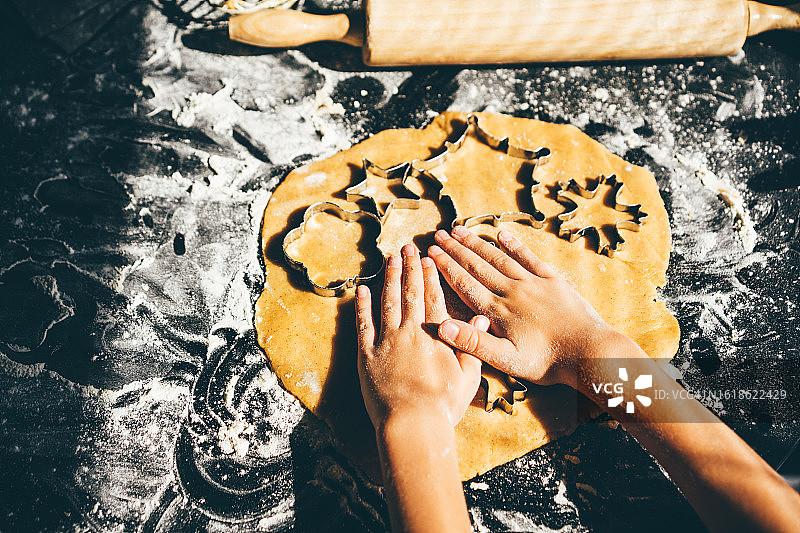 男孩准备传统圣诞姜饼图片素材