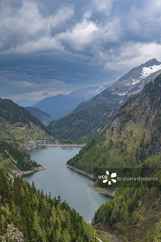 阴沉春日，奥地利克恩顿州马尔塔塔尔科尔布莱恩大坝的加尔根比希尔水库湖图片素材