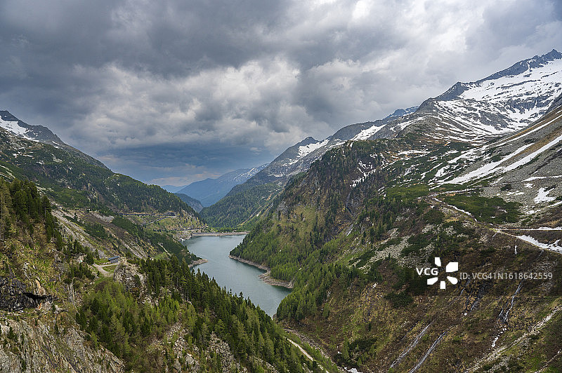 阴沉春日，奥地利克恩顿州马尔塔塔尔科尔布莱恩大坝的加尔根比希尔水库湖图片素材
