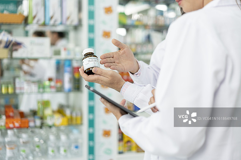 药剂师查找处方药品的特写图片素材