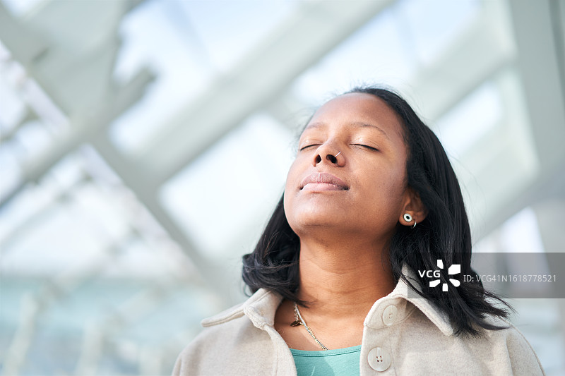 平静的女人闭着眼睛呼吸图片素材