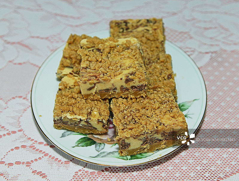 大理石花生酱和巧克力方块棒，蕾丝桌布图片素材