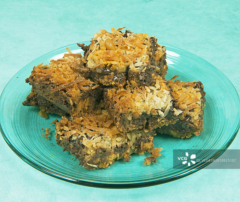 盘子里的巧克力椰子布朗尼图片素材