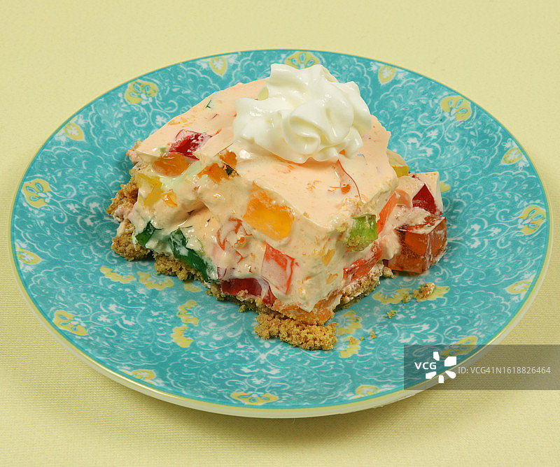 多色果冻鲜奶油甜点图片素材