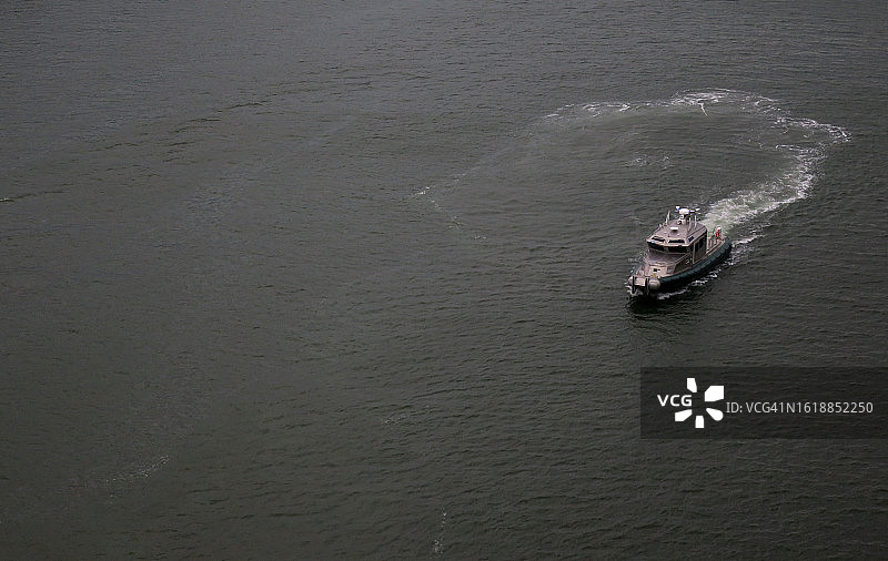 巡逻艇在开放水域掉头图片素材