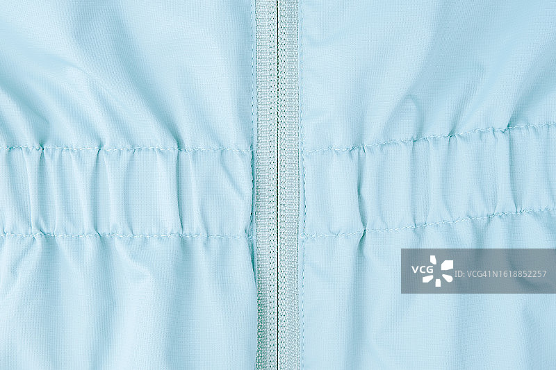 绗缝夹克上的拉链：羽绒夹克纹理特写图片素材