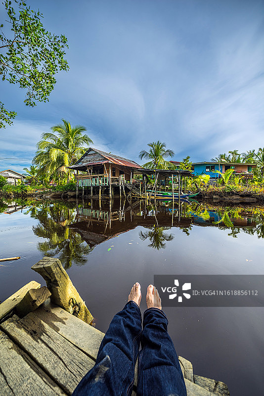 砂拉越沐胶河畔古老村庄的如画美景图片素材