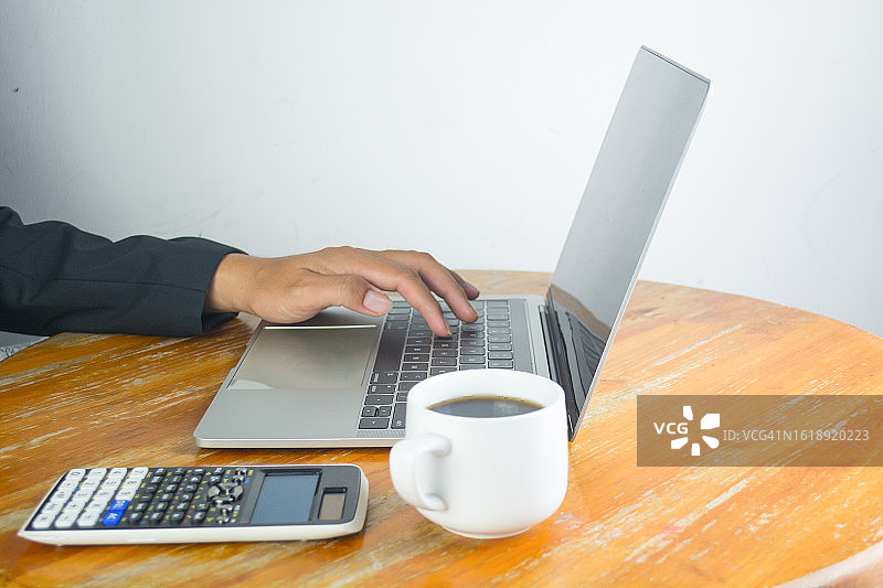 男人使用空白屏幕笔记本电脑工作图片素材