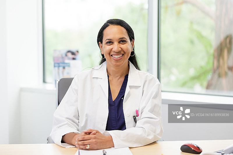 对着镜头微笑的美丽女医护人员图片素材