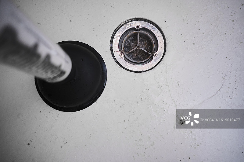 淋浴盘中的柱塞图片素材