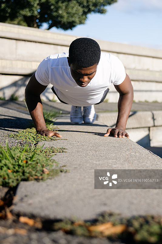 男人在户外做俯卧撑图片素材