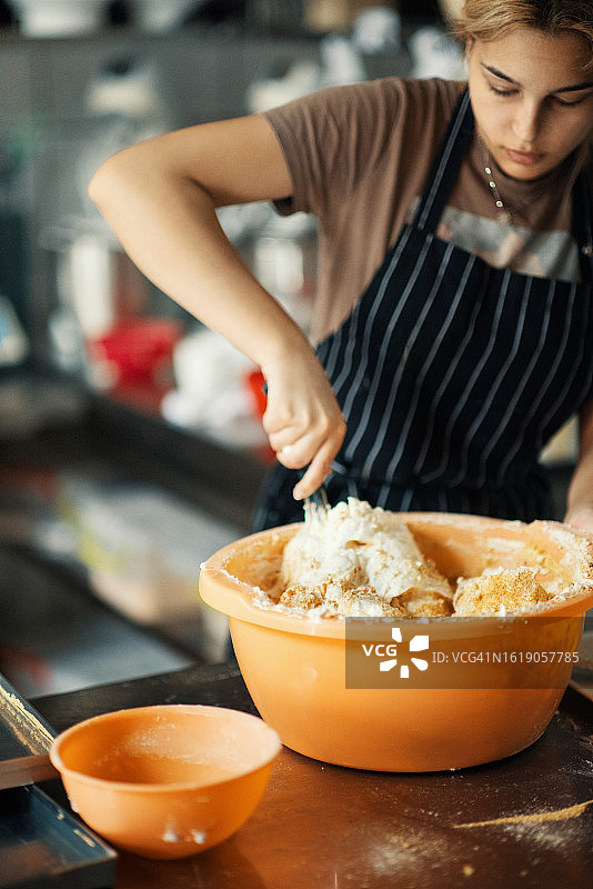 蛋糕生产商搅拌面糊图片素材