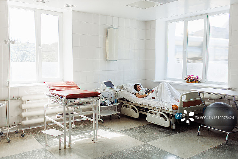 孕妇在医院病房准备分娩的照片图片素材