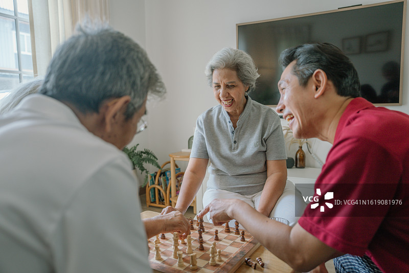在家和朋友下棋的亚洲老人图片素材