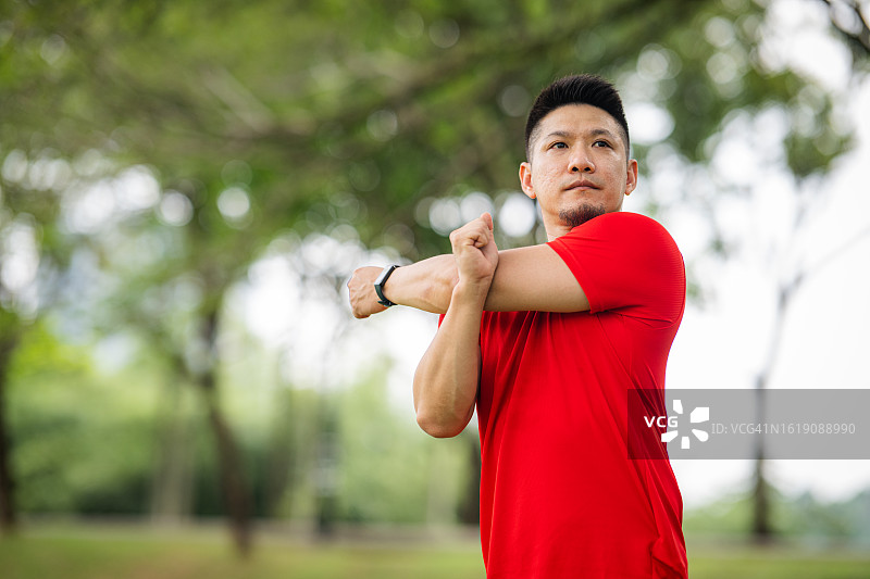 亚洲运动员户外拉伸训练，提升体能图片素材